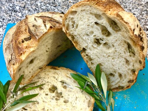 Pane con olive e olio evo