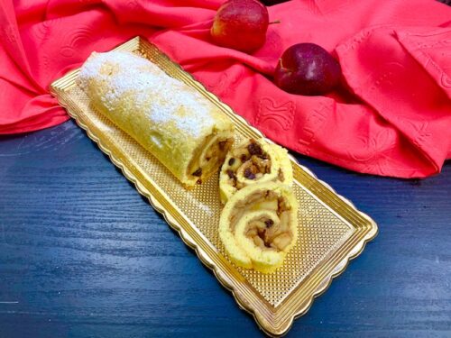 “Rotolo di Pan di Spagna allo Strudel: Dolce Soffice con Ripieno Speziato di Mele e Cannella”