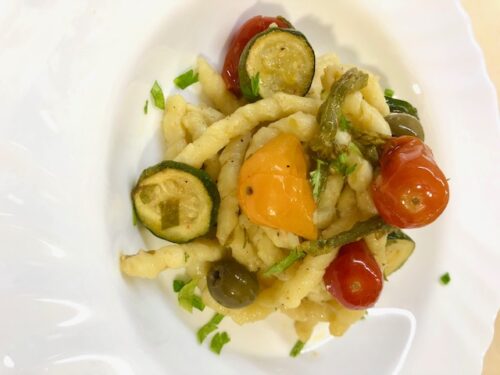 Pasta con verdure e olive saltate in padella