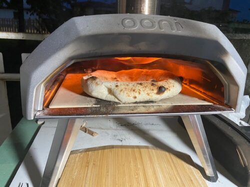 Pizza con la cottura in forno a legna