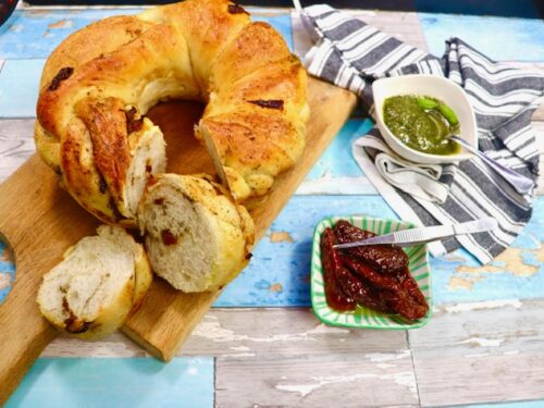 Ciambella intrecciata pesto e pomodori secchi