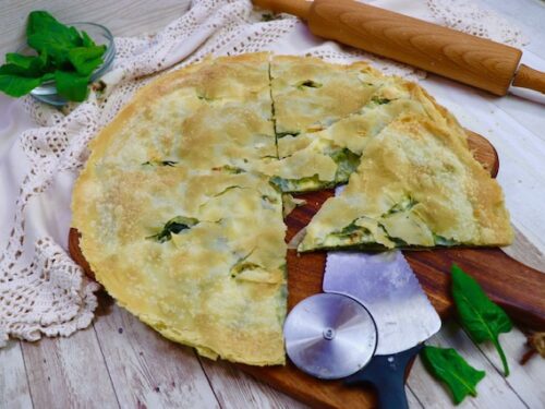 Focaccia sfogliata con erbette e formaggio