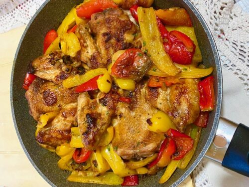 Pollo alla birra con peperoni in padella