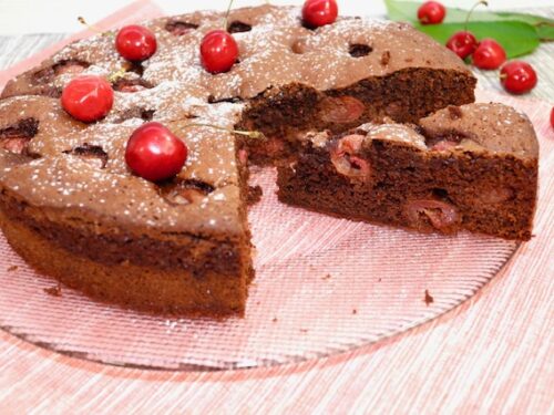 Torta golosa al cioccolato e ciliegie