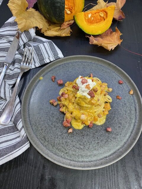 Spaghetti con guanciale zucca e stracciatella e un primo piatto gustoso, ricco di sapore e molto facile da preparare.