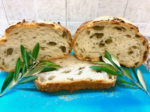 Pane con olive e olio evo