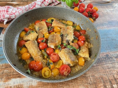 “Nasello in Padella con Mix di Pomodorini: Freschezza e Sapore in Tavola”