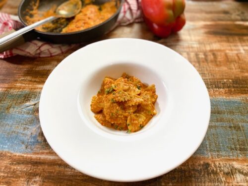 Farfalle con Crema di Peperoni, Ricotta e Timo: Ricetta Facile e Cremosa