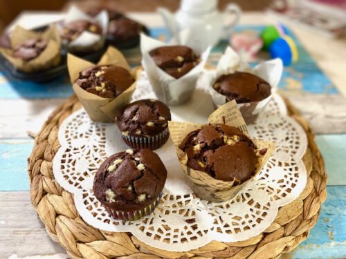 “Muffin al Cacao e Cioccolato Bianco: Golosa Tentazione Bicolore”