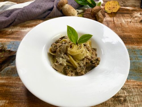 Tagliatelle Cremose con Salsiccia e Porcini: Un Tripudio di Sapori Autunnali 🍄