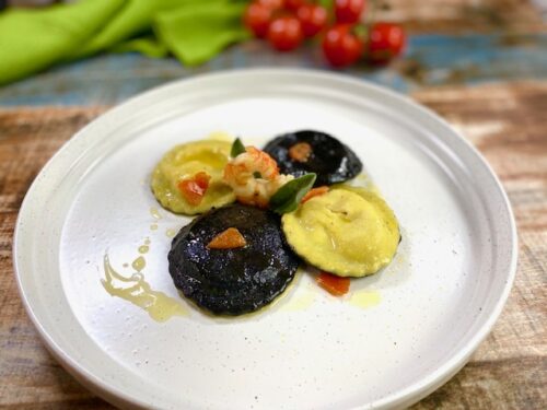 Ravioli Bicolore al Nero di Seppia con Gamberi e Stracciatella: Ricetta Gourmet al Burro e Salvia