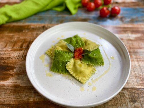 Ravioli Bicolore Ripieni di Ricotta e Spinaci: Ricetta Sfiziosa e Creativa Fatta in Casa