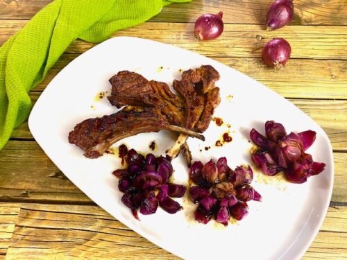 Costine di Agnello al Barbecue con Rose di Cipolle al Balsamico: Grigliata Gourmet dal Sapore Unico