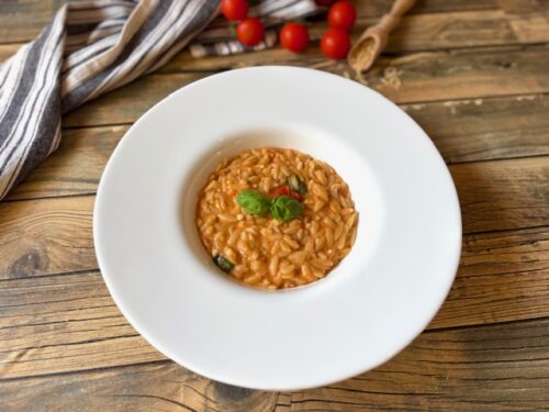 Risoni Cremosi con Pomodoro e Stracciatella: La Ricetta Chic in 15 Minuti