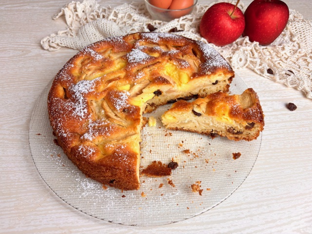 Torta di mele soffice con uvetta e crema pasticcera: ricetta facile e golosa, ideale per colazioni e dessert.